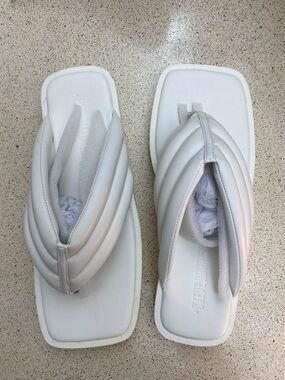 Steve Madden White Padded Thong Sandals. Women’s 9.5